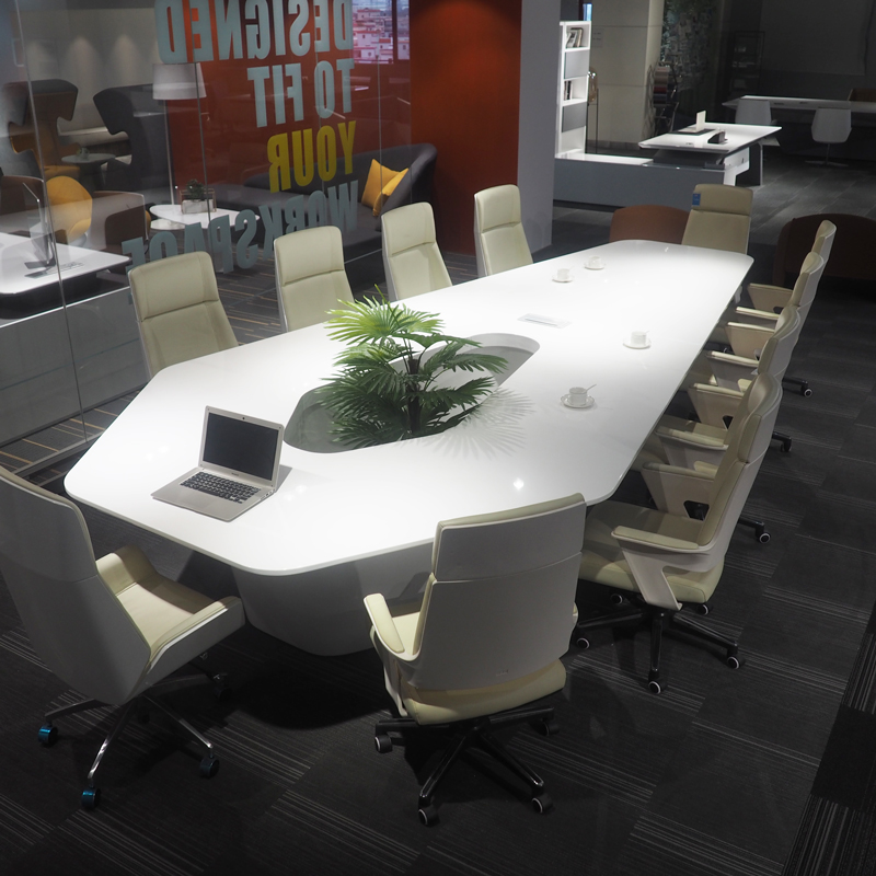 طاولة اجتماعات حديثة بيضاء ذكي - مراجعة Office Tech Room وسعره